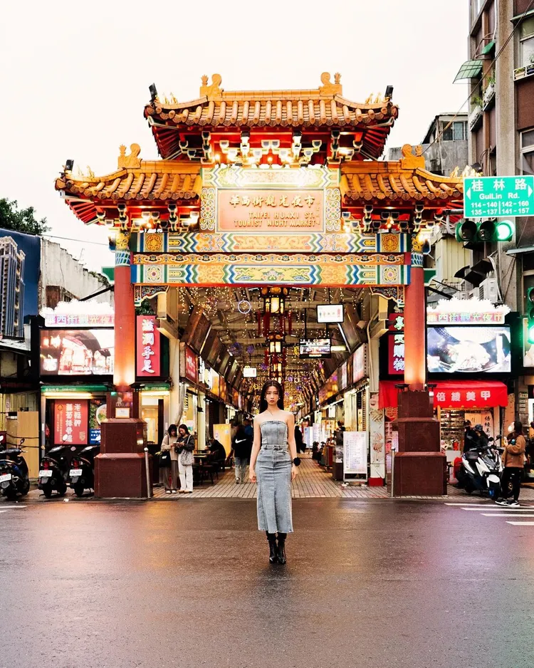 近日寒流襲台，「內衣女神」周曉涵卻無懼寒流，穿著性感露肩洋裝現身台北街頭。翻攝《ilove7388》的IG