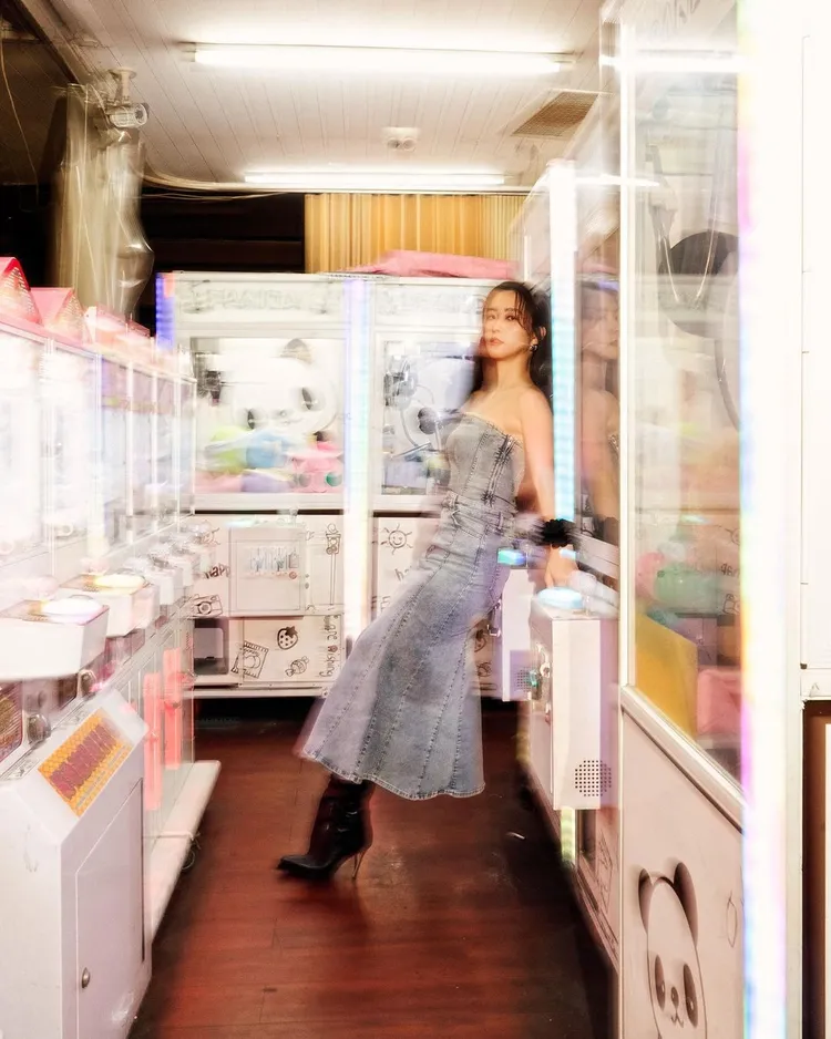 近日寒流襲台，「內衣女神」周曉涵卻無懼寒流，穿著性感露肩洋裝現身台北街頭。翻攝《ilove7388》的IG