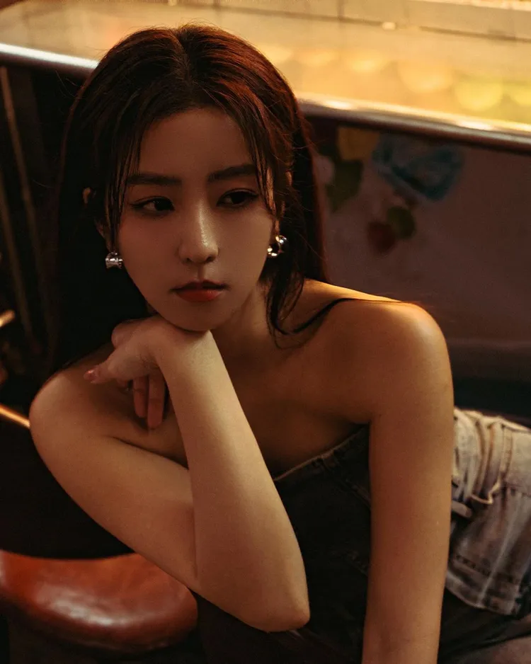 近日寒流襲台，「內衣女神」周曉涵卻無懼寒流，穿著性感露肩洋裝現身台北街頭。翻攝《ilove7388》的IG