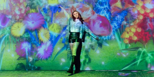 周子瑜闺蜜Elkie看展 抢先体验放松心情