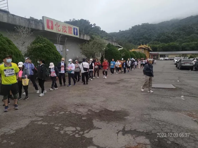 民進黨籍市議員魏筠。接獲投訴，171名參加楓半馬跑者，因等嘸接駁車，只能棄賽。取自魏筠臉書