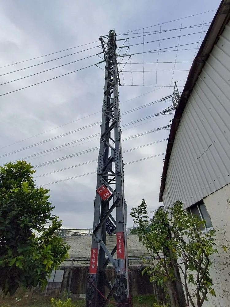 台電員工登塔作業，傳出觸電意外。讀者提供