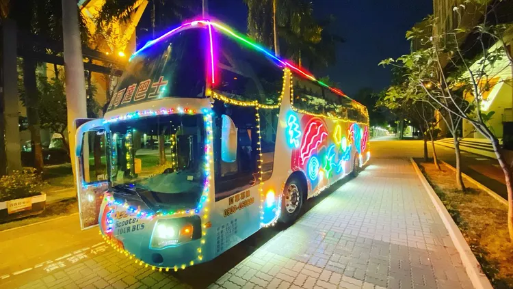 黃鐙輝在片中開遊覽車到處跑。翻攝黃鐙輝臉書