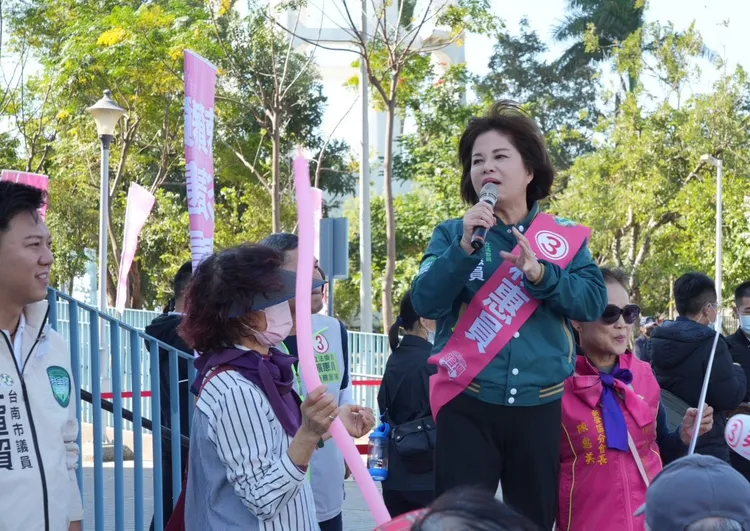 賴惠員拜託鄉親別讓小英總統操煩。賴惠員服務處提供