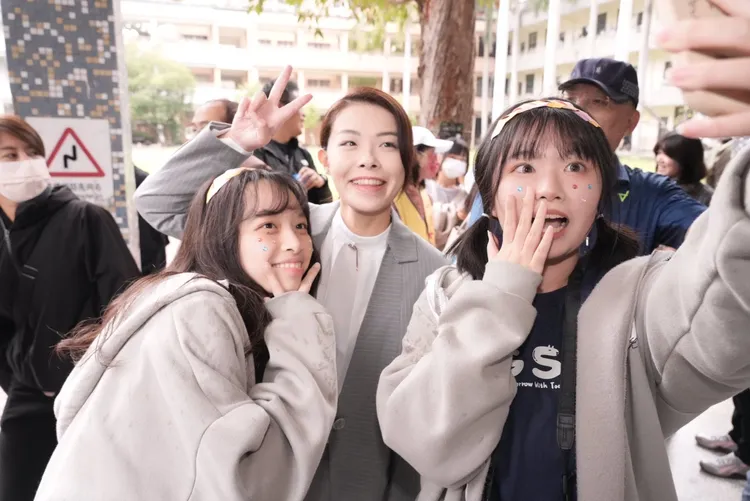 高虹安與學生合影。新竹市府提供