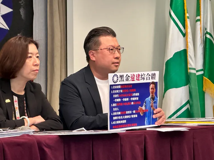 張志豪批評國民黨立委參選人邱鎮軍。潘袁詩羽攝