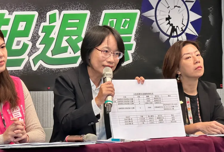 吳音寧邀謝衣鳯辯論。潘袁詩羽攝