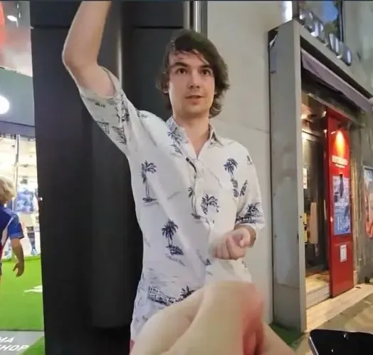 網友曝光Harrison的正面清晰照。翻攝自論壇Dcard