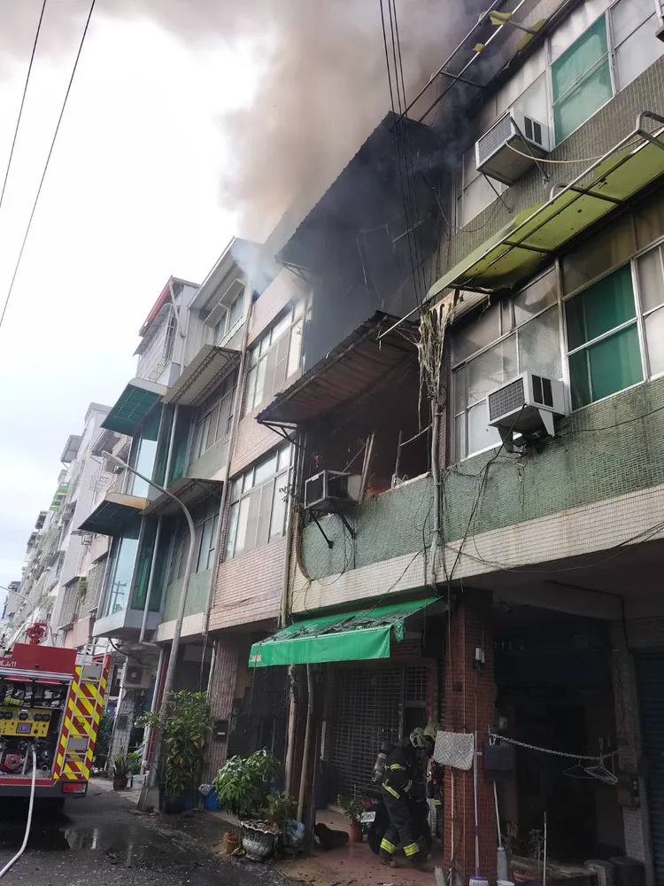 高雄鳳山一棟4樓透天厝起火。讀者提供