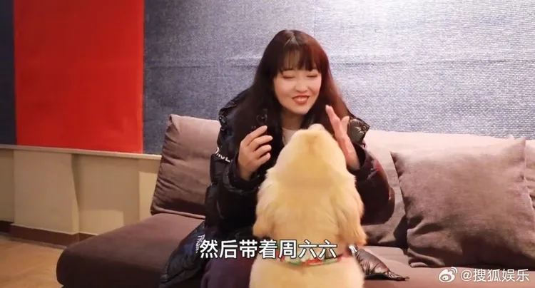 周海媚與愛犬開心互動。翻攝自微博