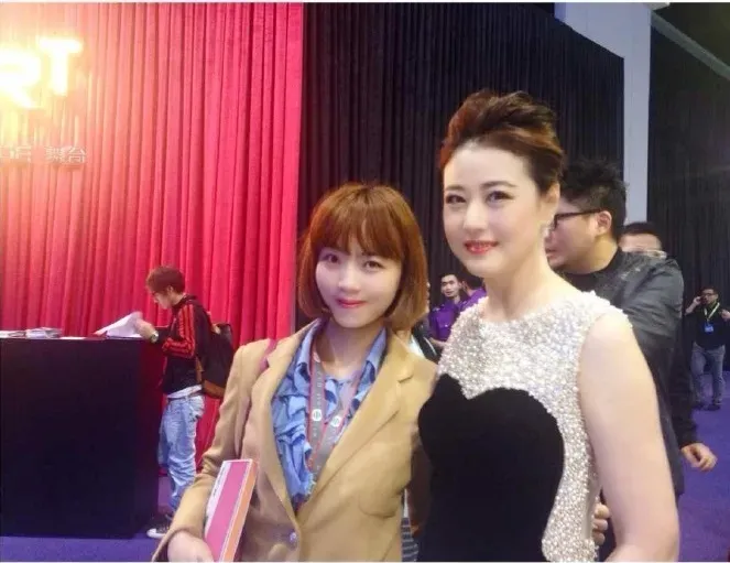 《新京報》記者秀出和周海媚（右）合照，稱周昏迷，在醫院治療中。翻攝婉妹妹是朵太陽花微博