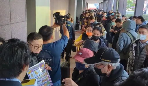 寶可夢迷怒了!黃牛入店券飆「1張5千」 開幕3大亂象網氣:聽話的進不去