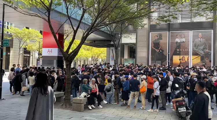 寶可夢排隊人潮，從A11排隊到A4。翻攝自信義區三兩事臉書
