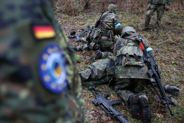 一群烏克蘭士兵，本周在德國聯邦國防軍位於德國艾騰格拉博（Altengrabow）的演習場，接受「歐盟對烏克蘭軍事援助團（EUMAM Ukraine）」的軍事訓練。路透社