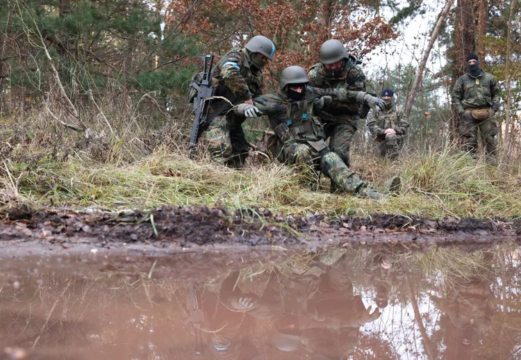 一群烏克蘭士兵，本周在德國聯邦國防軍位於德國艾騰格拉博（Altengrabow）的演習場，接受「歐盟對烏克蘭軍事援助團（EUMAM Ukraine）」的軍事訓練。路透社