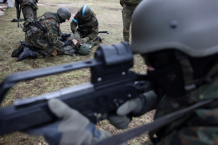 一群烏克蘭士兵，本周在德國聯邦國防軍位於德國艾騰格拉博（Altengrabow）的演習場，接受「歐盟對烏克蘭軍事援助團（EUMAM Ukraine）」的軍事訓練。路透社