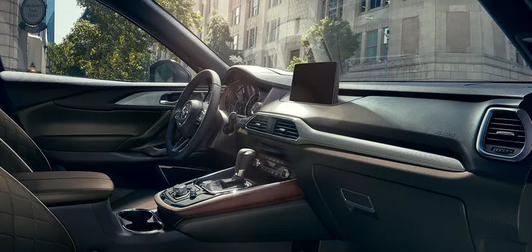 CX-9 25T AWD Signature SE車艙配備三區獨立恆溫空調、BOSE環繞音響系統與高靜謐性的NVH車艙寧靜工程，帶來優質的行路及乘坐品質。原廠照片