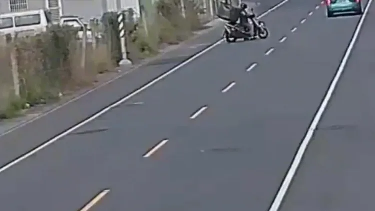 竊賊偷大金爐扛上機車。翻攝畫面