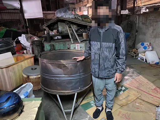 怎麼載的?竊賊偷大金爐扛上機車 鳳警兩小時迅速查獲竊嫌送辦