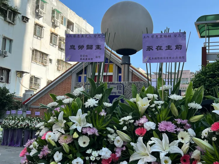 徐若瑄致上花籃。鮮明攝