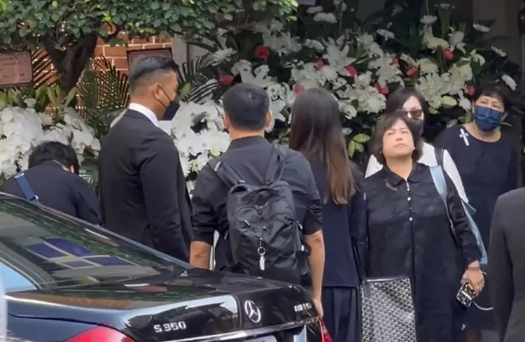 黑人與范瑋琪進入教堂。鮮明攝