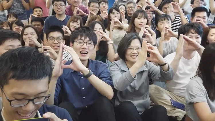 蔡英文偕林裕欽與Dcard員工合影留念。翻攝自蔡英文YT頻道