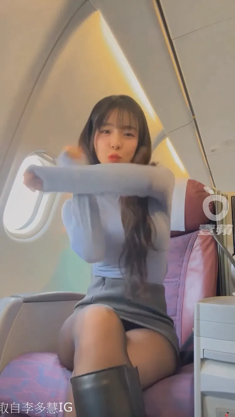 李多慧搭機坐著還能有如此多的肢體舞動，讓網友相當讚嘆。翻攝自李多慧IG