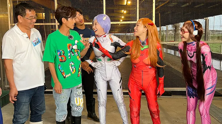 楊繡惠（右二）等人變裝後繼續拍攝節目。民視提供