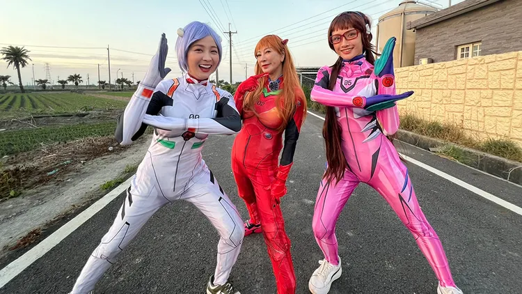 籃籃（左起）、楊繡惠以及君白扮成新世紀福音戰士。民視提供