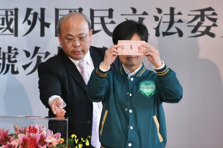 民進黨抽出6號。林林攝