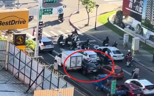 賓士大馬路上遭球棒狠砸　又是債務引衝突！警2小時逮7人送辦