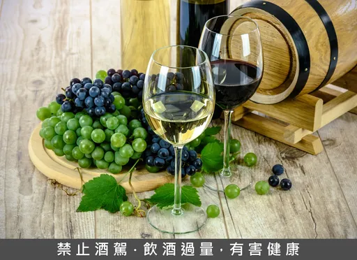 從1杯到1瓶紅酒才能入睡!喝酒助眠適得其反 醫揭密:越喝越失眠