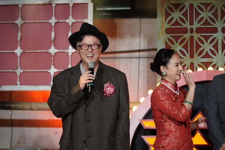 王偉忠意外被主持人CUE上台。金星文創提供