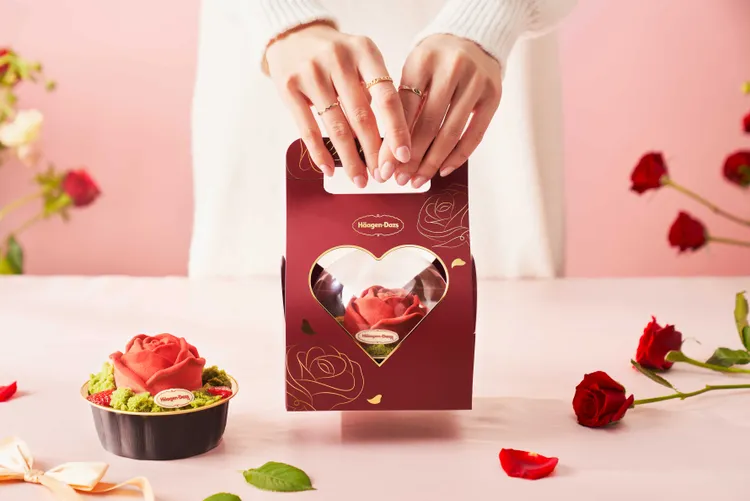 獻上象徵至臻奢寵的「掌心玫瑰」，浪漫心意即刻傳達。業者提供