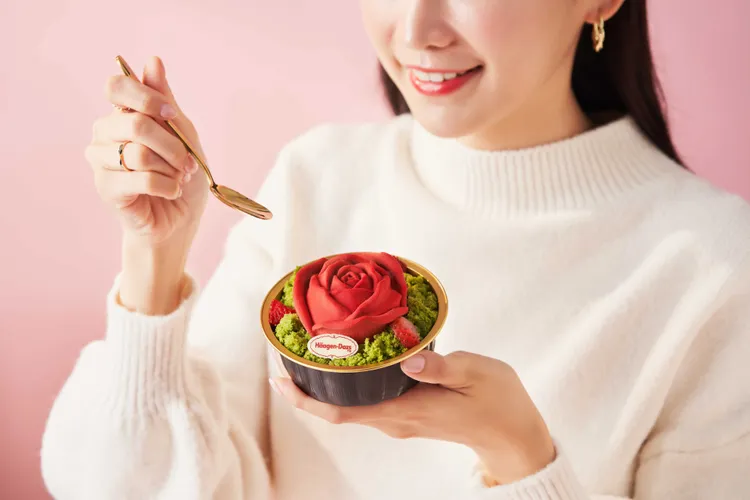 掌心玫瑰以檸檬乳酪巧克力甘納許作為絲滑花瓣，層層包裹酸甜的草莓冰淇淋，一匙入口，濃郁香氣與鮮甜滋味交錯。業者提供