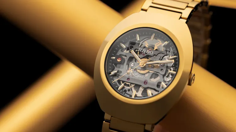 Rado DiaStar鑽星系列創始型鏤空腕錶黃金色，7萬7300元。品牌提供