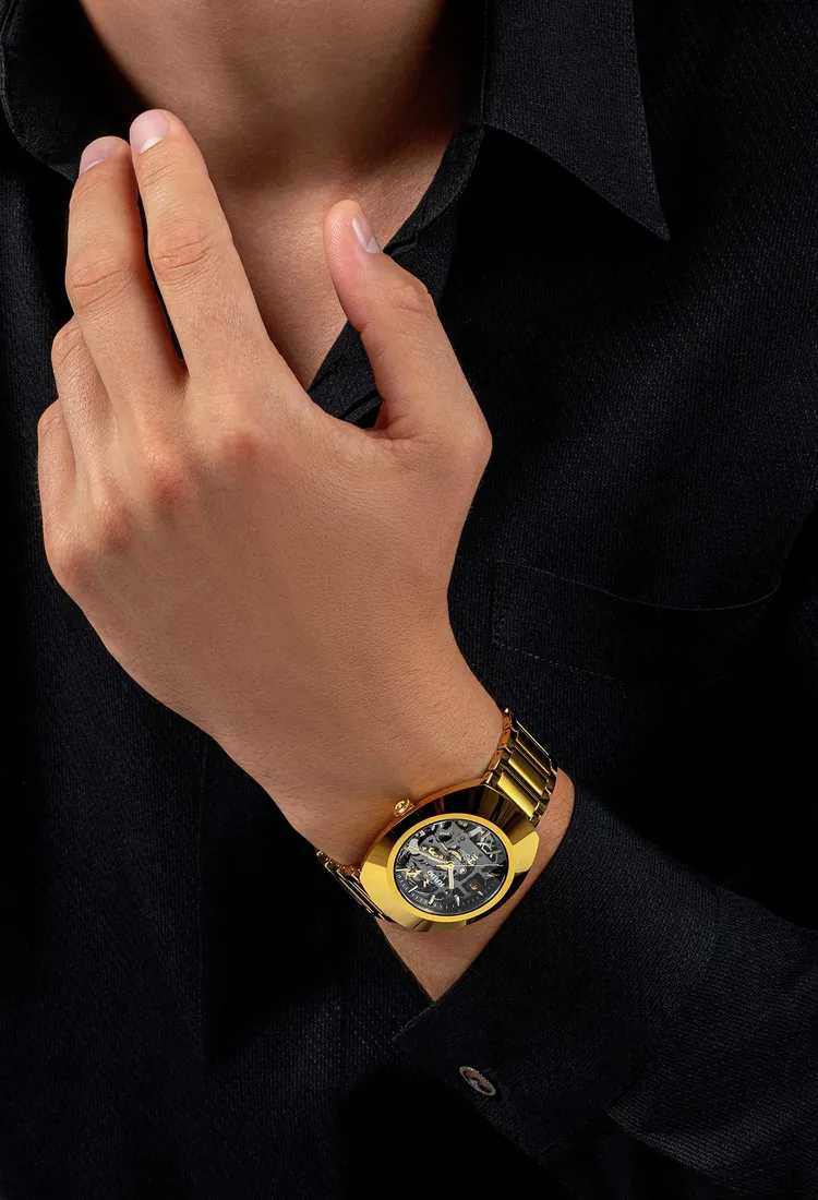 Rado為聖誕節打造DiaStar鑽星系列創始型鏤空腕錶黃金色。品牌提供