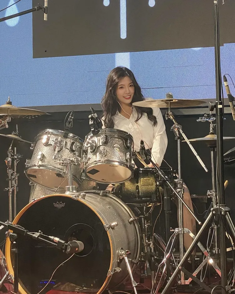 熊霓穿起OL裝打爵士鼓，「3分鐘狂晃影片」炸裂。翻攝自熊霓IG