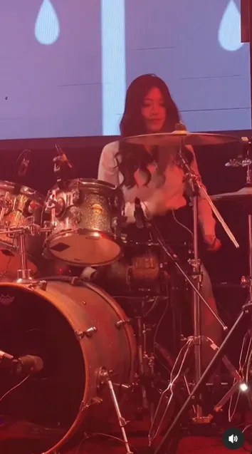 熊霓打鼓時相當投入。翻攝自熊霓IG