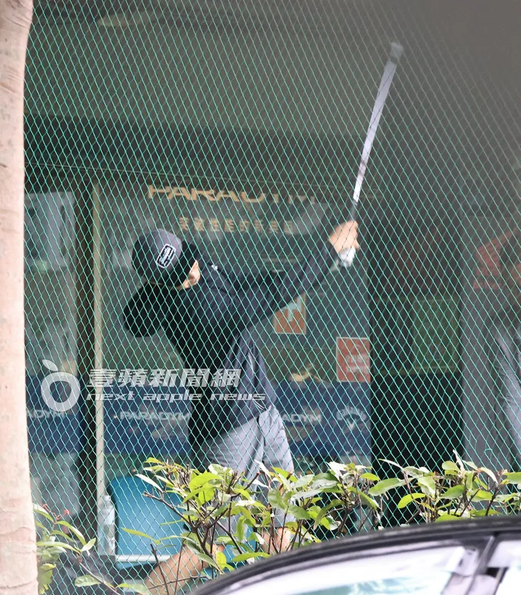 洪天祥先練習揮桿才準備擊球。特勤中心攝