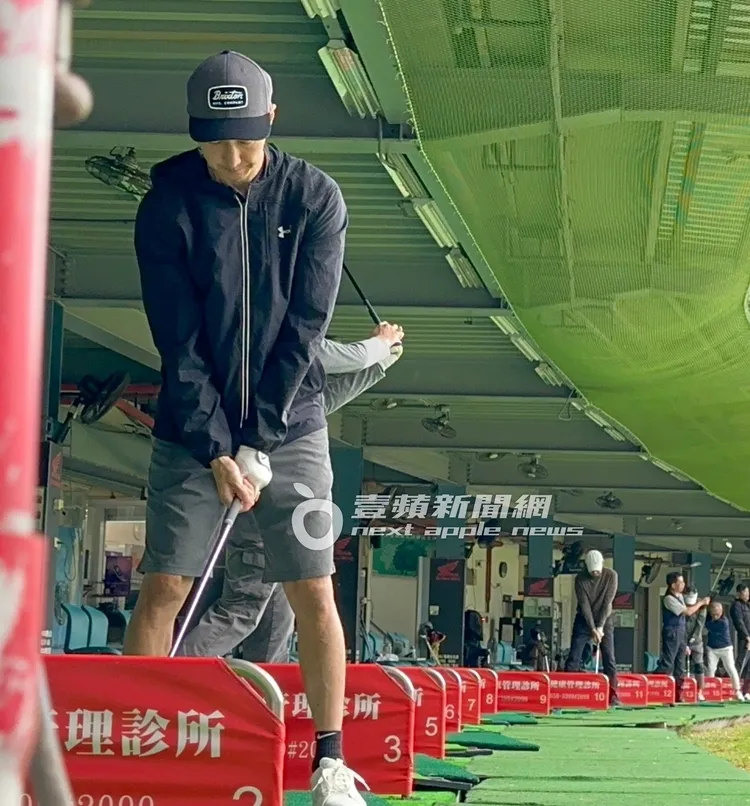 洪天祥聚精凝神，準備好再度揮桿。特勤中心攝