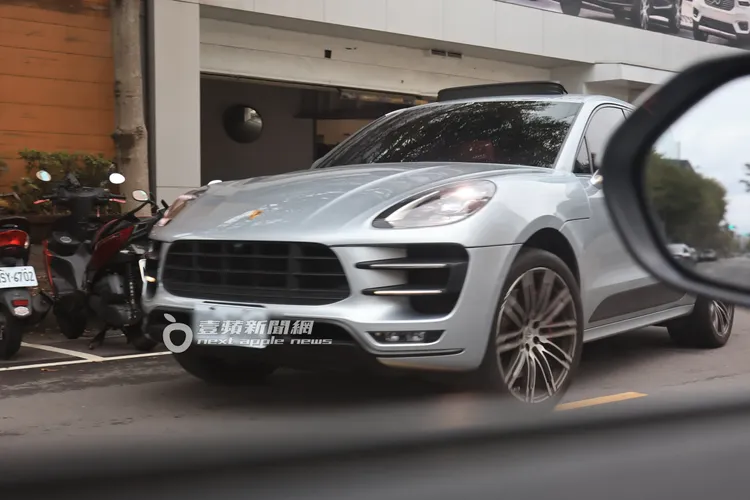 洪天祥開著467萬起的保時捷Macan Turbo一路駛回到他和穩交6年女星劉奕兒的住處。特勤中心攝