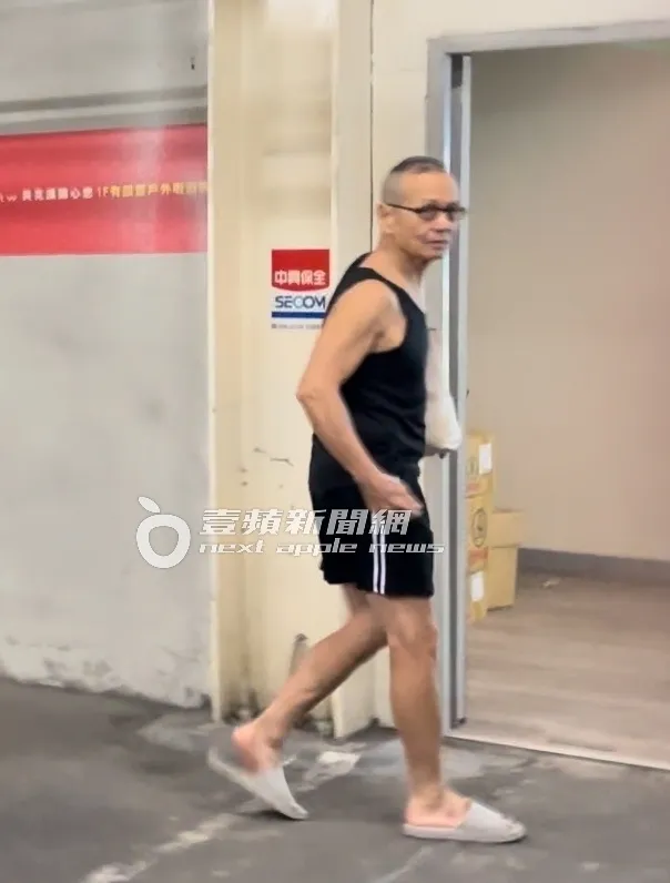 任爸換上拖鞋又走回練習場。特勤中心攝