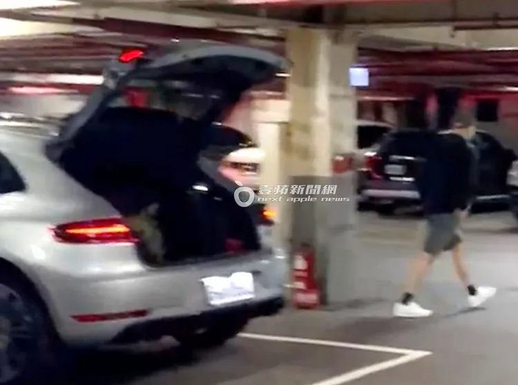 洪天祥整理車子，又想先去繳費，後車廂開著頭也不回。特勤中心攝