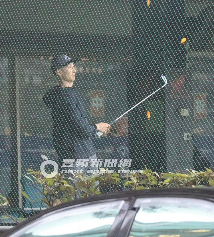 揮桿後，洪天祥看著擊飛的小白球。特勤中心攝