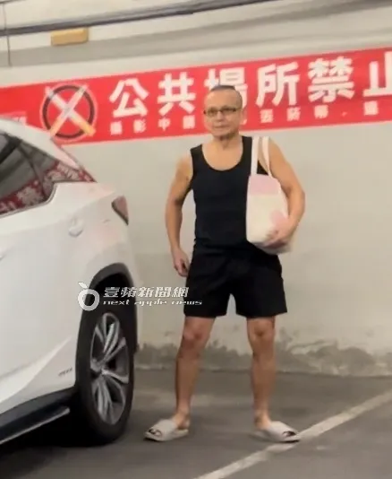 當天氣溫只有16度，任爸穿黑色背心及短褲、腳踩拖鞋，體格相當勇健。特勤中心攝