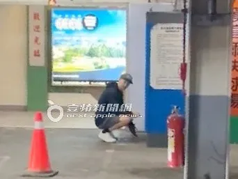 洪天祥蹲在出票口短暫放空發呆直到車票出來。特勤中心攝