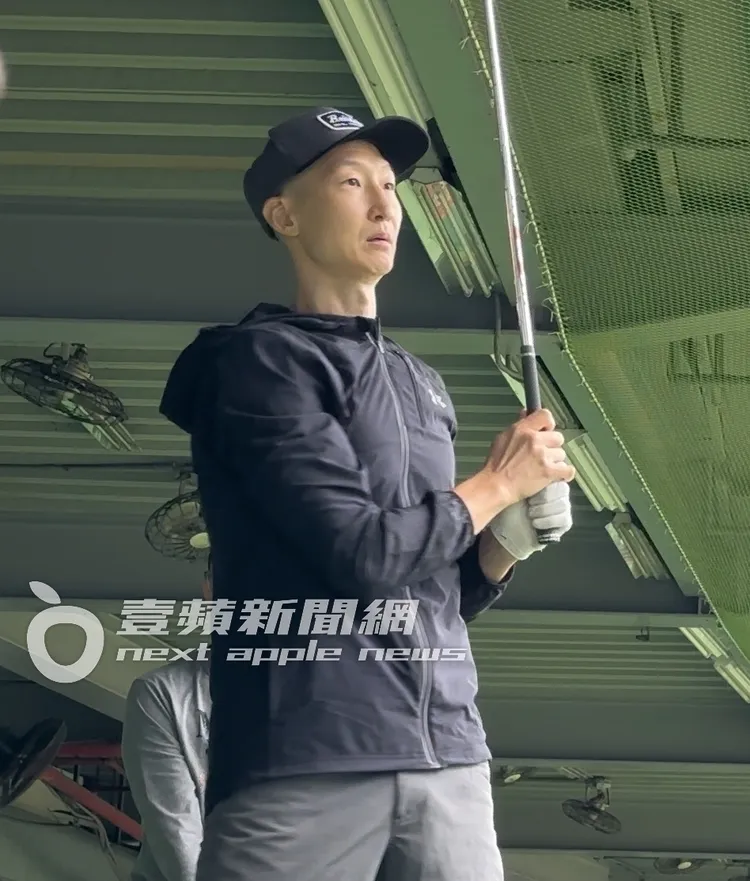 洪天祥當天獨自到高爾夫球練習場揮桿。特勤中心攝
