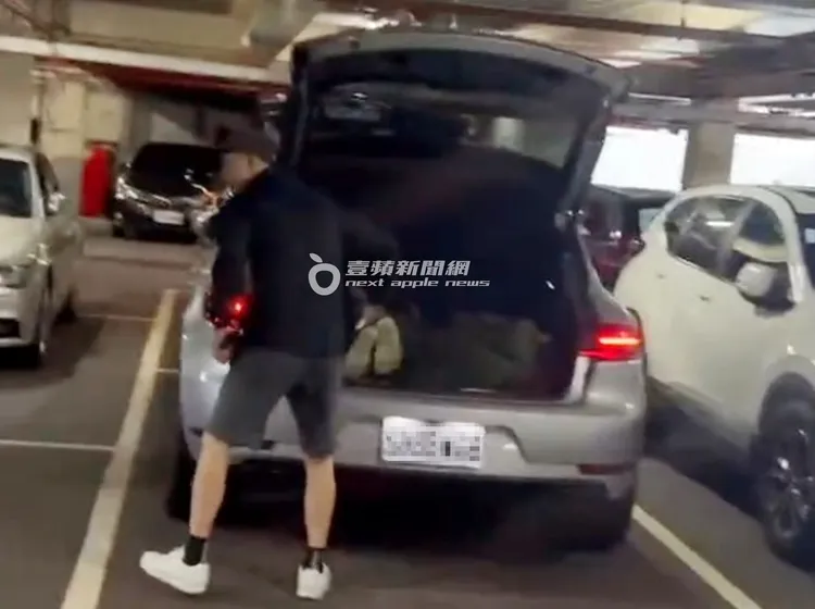 結束高爾夫練習場行程，洪天祥換鞋準備返家。特勤中心攝