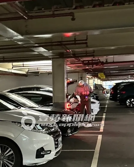 毛加恩獨自到練習場揮桿，最後開著175萬起的特斯拉Model 3離去。特勤中心攝